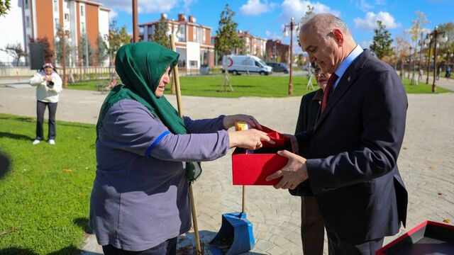 Temizlik işçisinin Türk bayrağı hassasiyeti gönülleri ısıttı