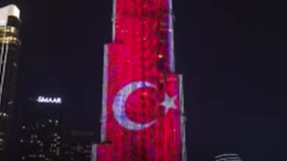 Burj Khalifa'ya Türk bayrağı yansıtıldı