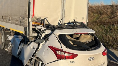 Otoyolda felaket! Araç kağıt gibi ezildi!