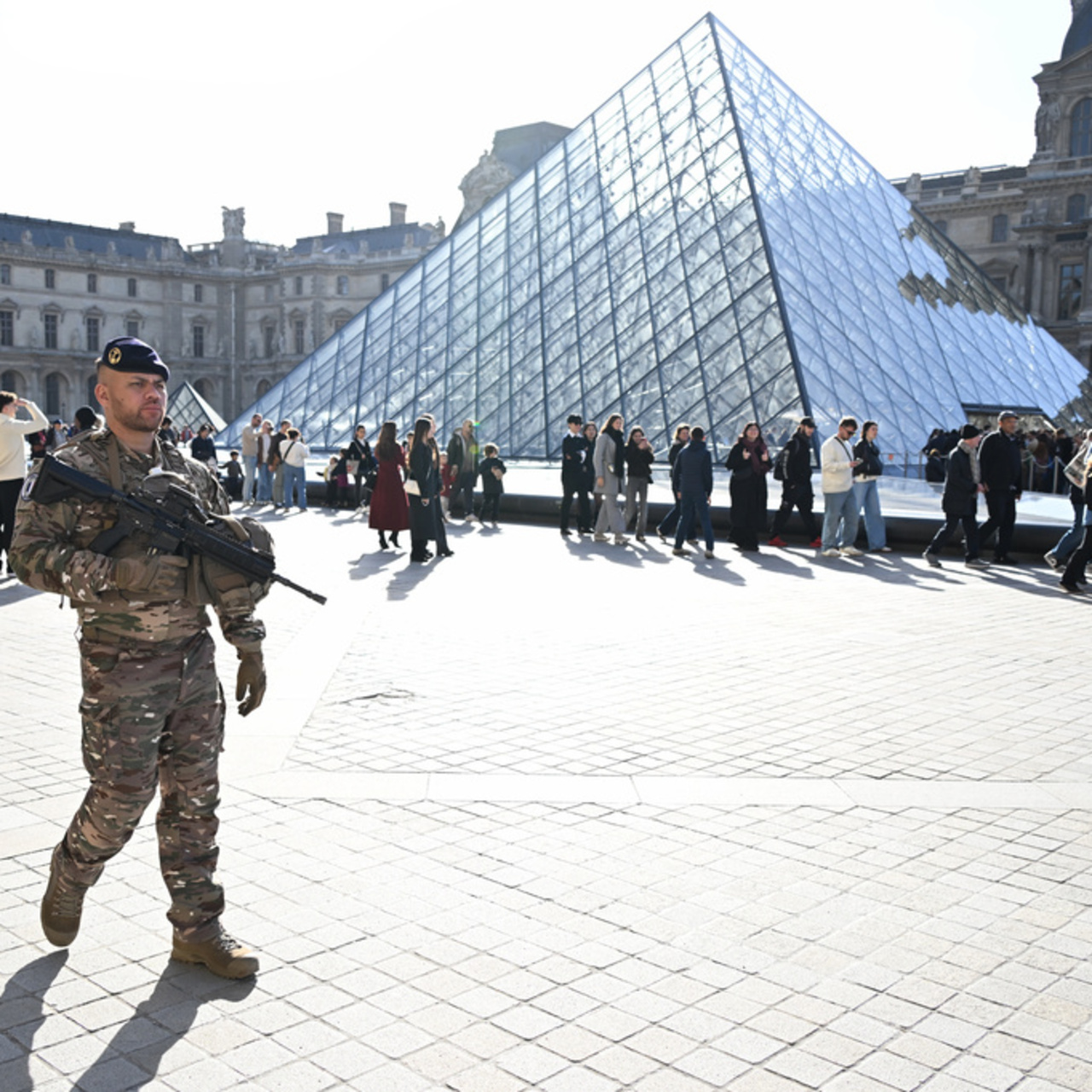 Louvre soygununda iki kişi tutuklandı