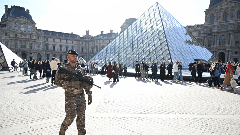 Louvre soygununda iki kişi tutuklandı