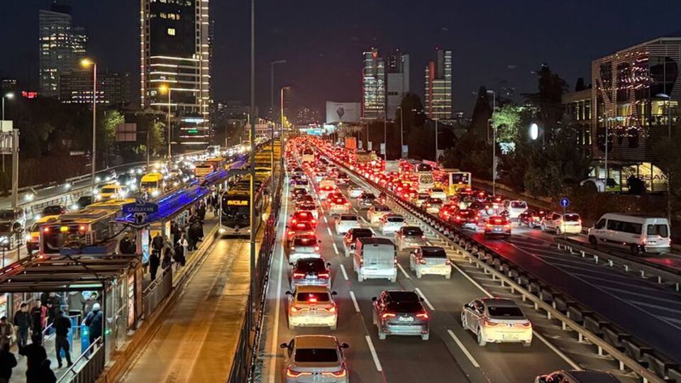 İstanbul'da trafik yoğunluğu yaşanıyor