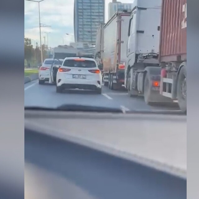 Aracından inip yumrukladı!