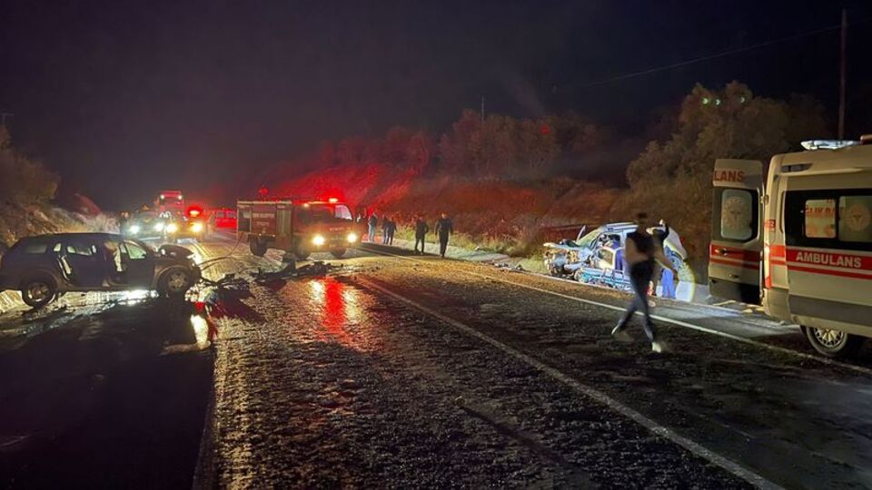 Uşak'ta kaza! Karı koca öldü, 3 kişi yaralandı
