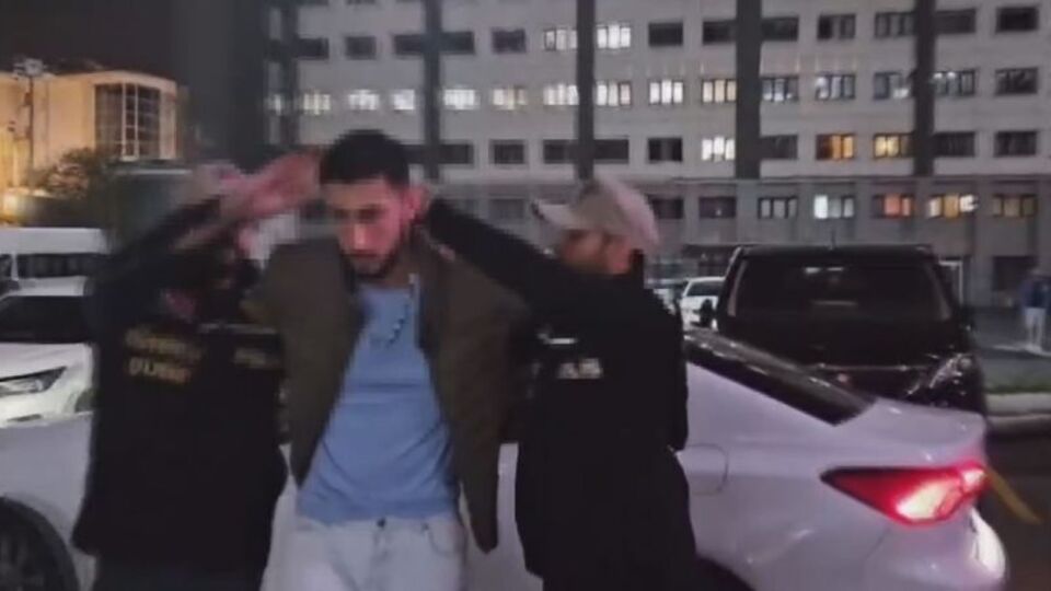 Kadının boynuna tasma takıp gezdirdi!