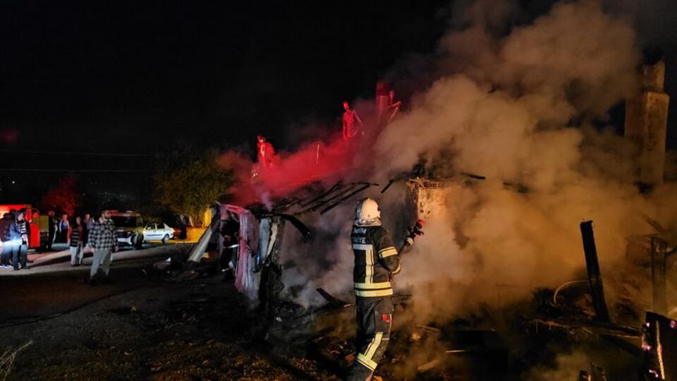 Çorum'da ev yangını: 7 kişi dumandan etkilendi