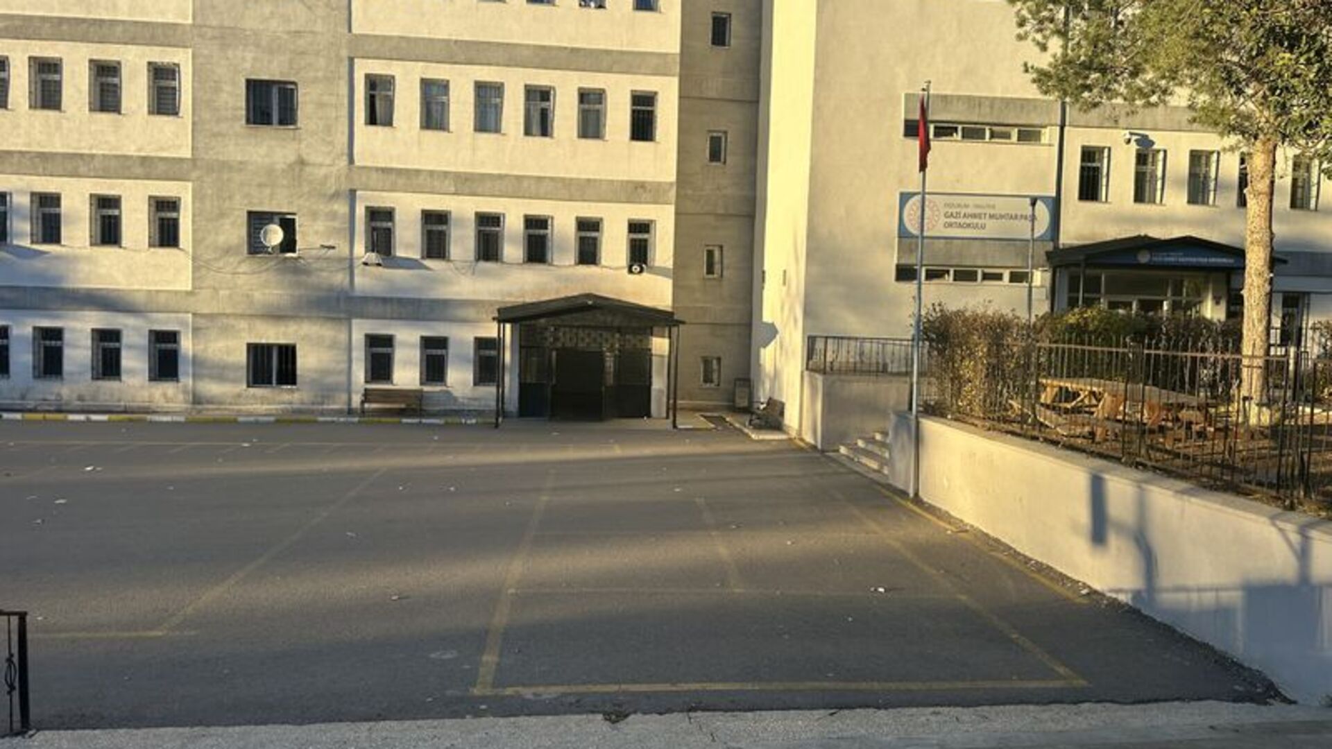 Okul çıkışı merdivenlerde yoğunluk: 21 öğrenci yaralandı.