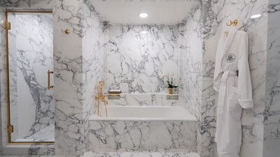 Trump yenilenen banyosunu paylaştı