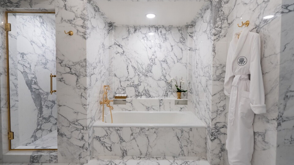 Trump yenilenen banyosunu paylaştı