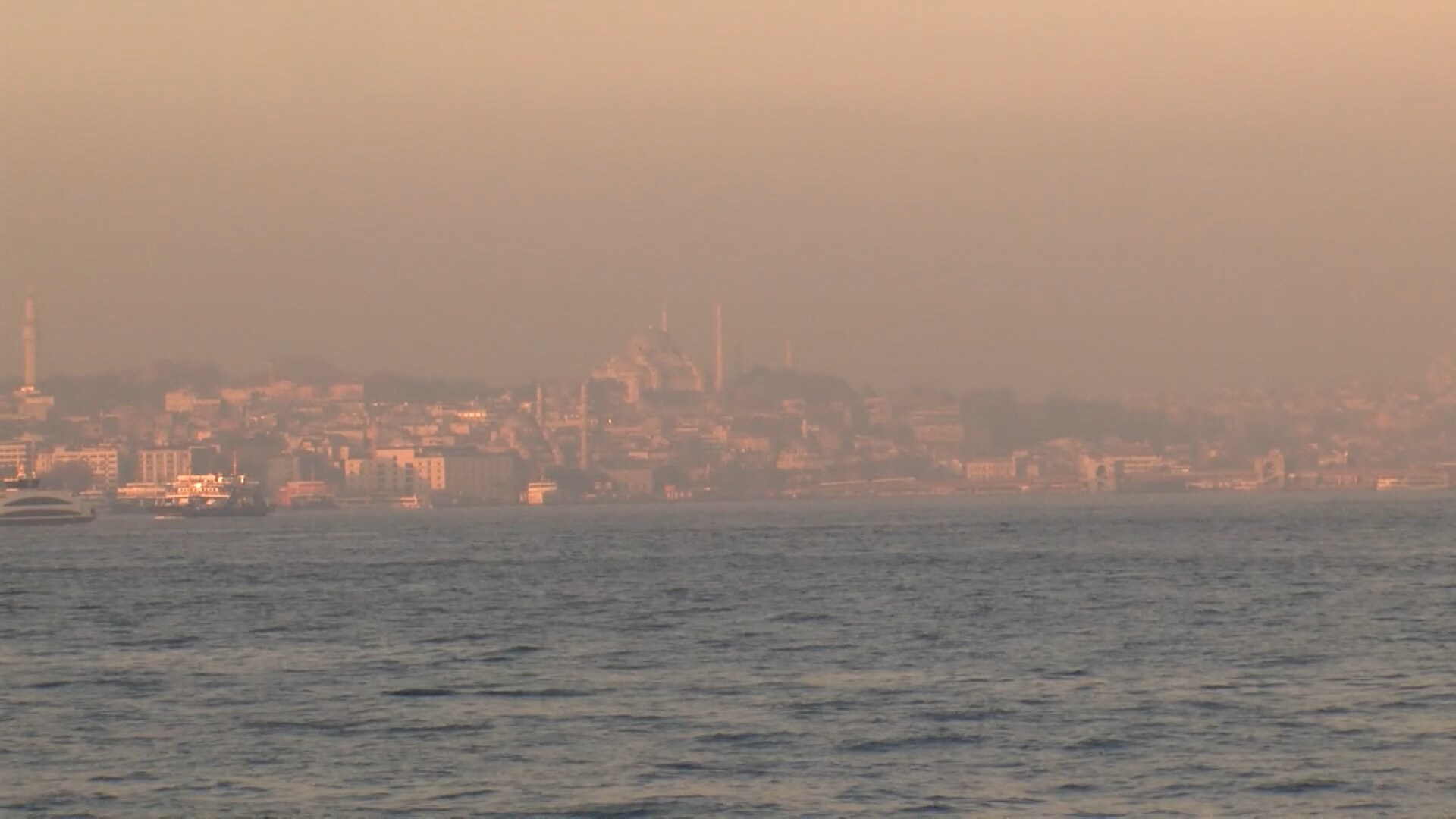 İstanbul'u Yutan Sis: Şehrin Nefesi Kesildi!