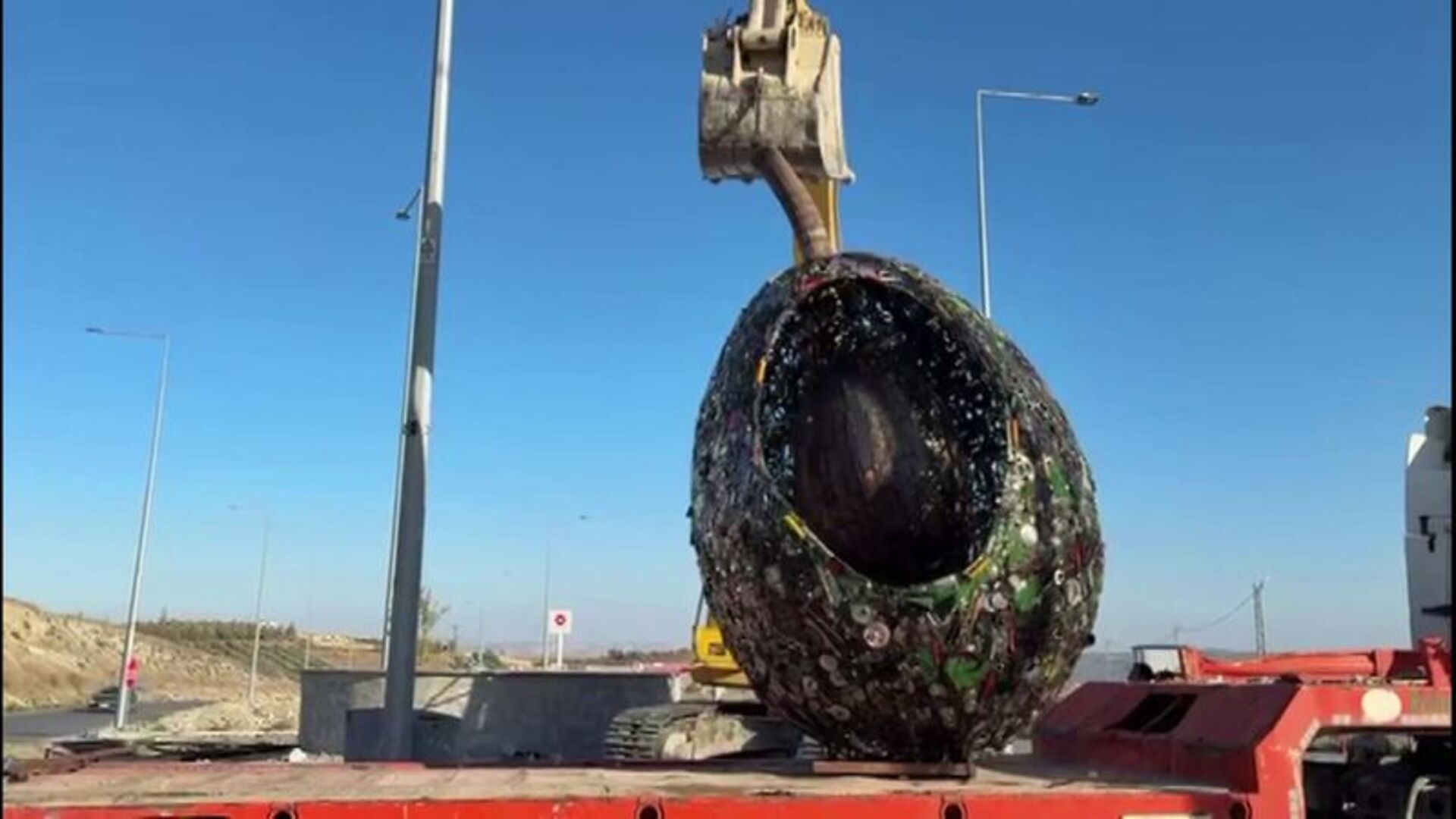 Hatay'da 5 ton ağırlığında 'zeytin tanesi' heykeli yapıldı