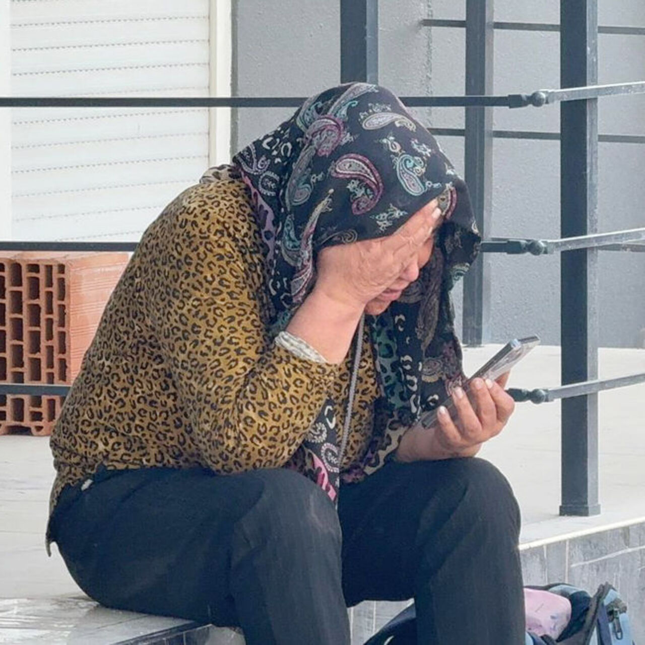 Anneyi kahreden ölüm! Evin önünde yıkıldı!