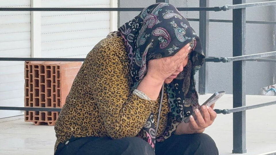 Anneyi kahreden ölüm! Evin önünde yıkıldı!