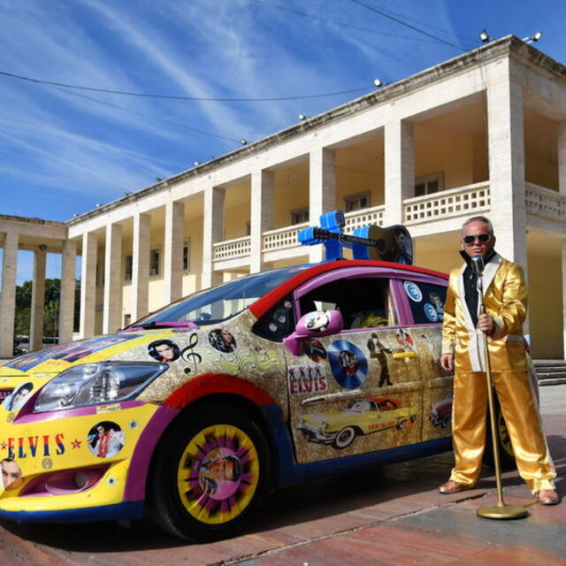 Tiran'ın taksi şoförü 'Elvis'i...