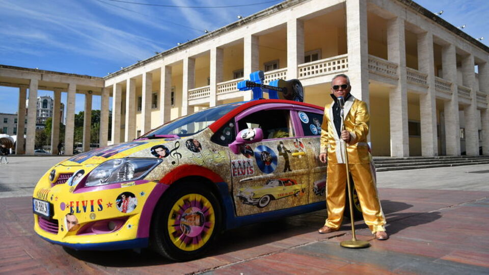 Tiran'ın taksi şoförü 'Elvis'i...