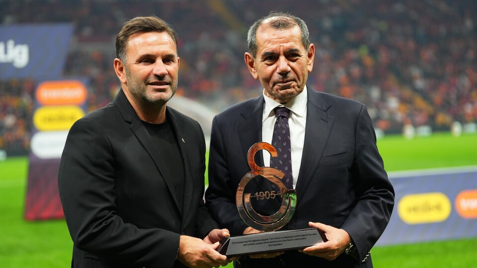 Okan Buruk'a 100. galibiyet plaketi verildi!