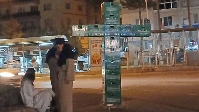 Bira kasalarıyla haç işareti yapan 3 kişi gözaltında