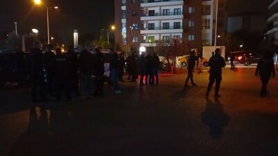 AVM'de bekçilere silah gösterdi