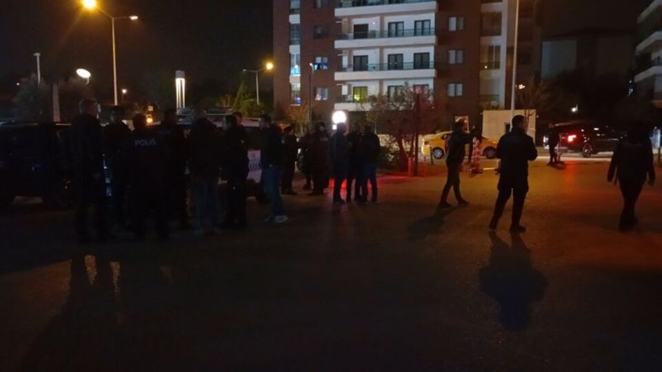 AVM'de bekçilere silah gösterdi