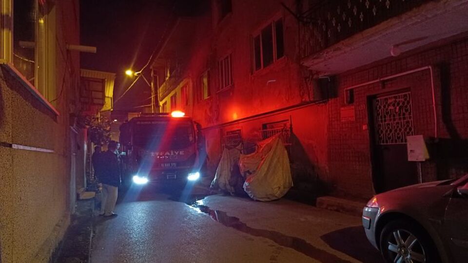 Evini ateşe verdi! Hastaneye kaldırıldı