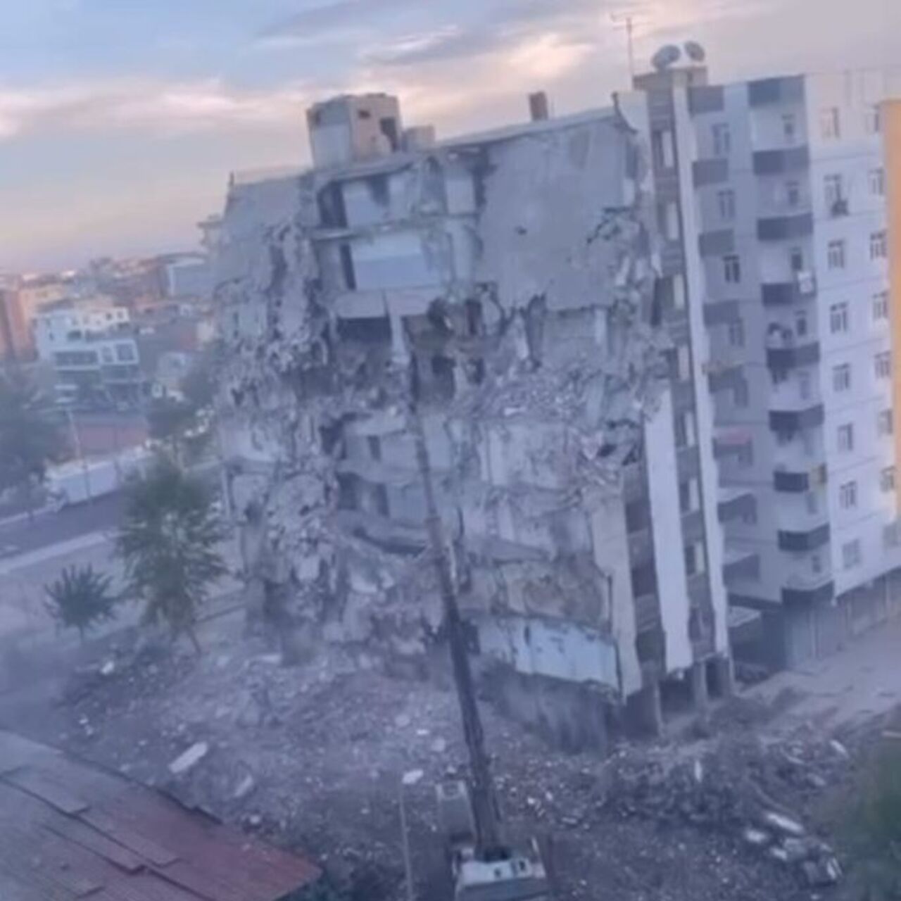 Ağır hasarlı bina yıkım sırasında çöktü