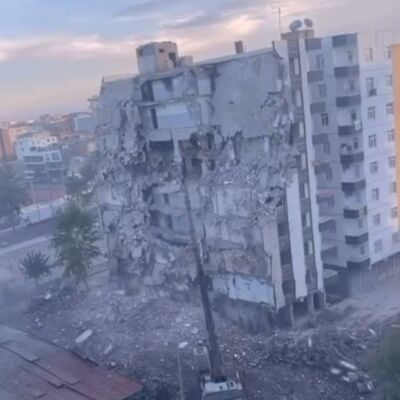 Ağır hasarlı bina yıkım sırasında çöktü
