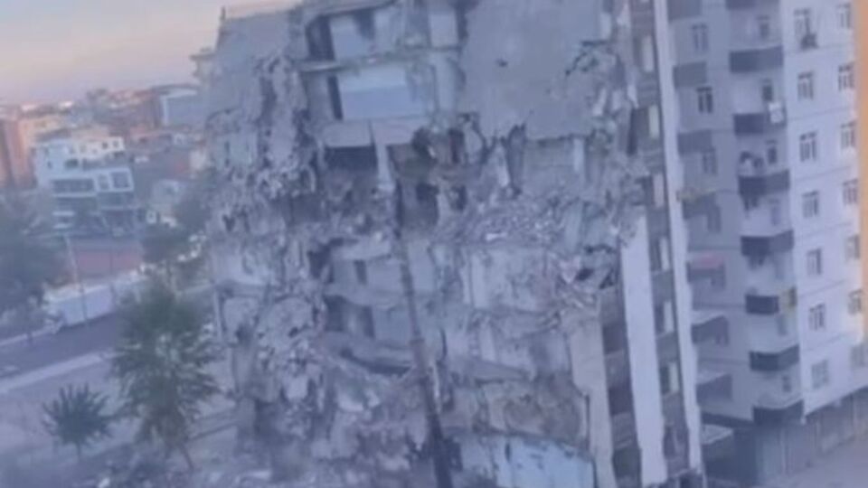 Ağır hasarlı bina yıkım sırasında çöktü