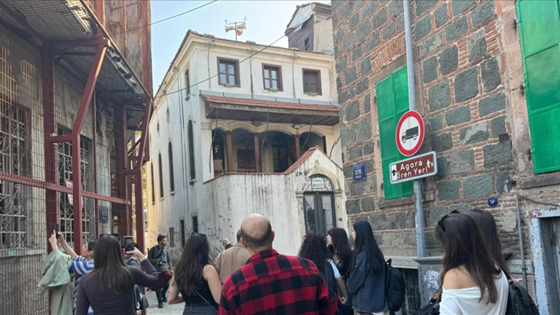 İzmir Sokakları Yapay Zeka Fırçasıyla Tabloya Dönüştü! Üniversiteli Gençlerden Nefes Kesen Proje