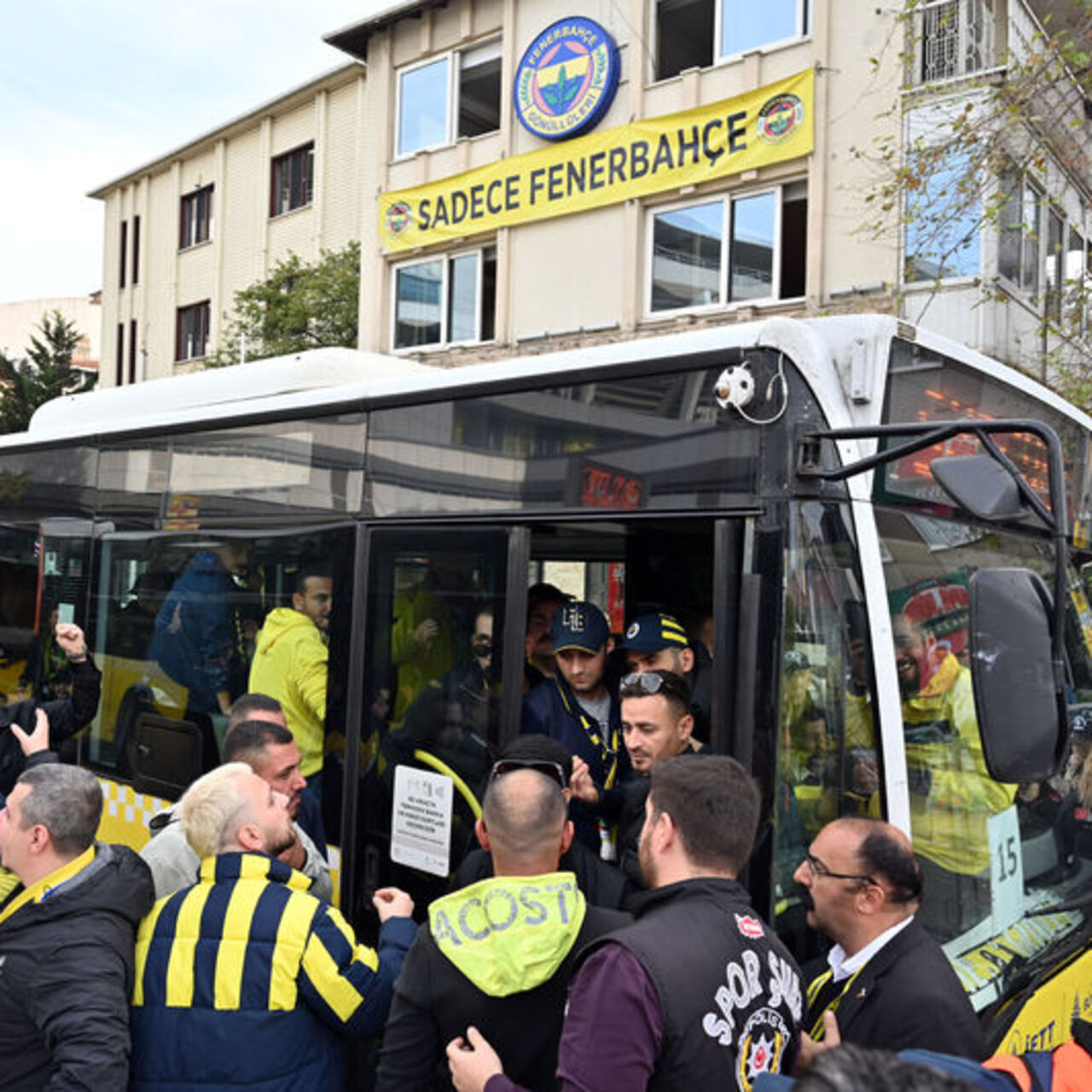 Fenerbahçe taraftarı derbi için stada geldi!