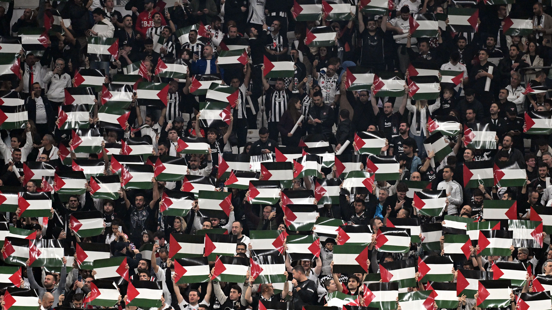 Beşiktaş'tan Yürekleri Isıtan Hamle! Filistin İçin Sahaya Özel Mesaj