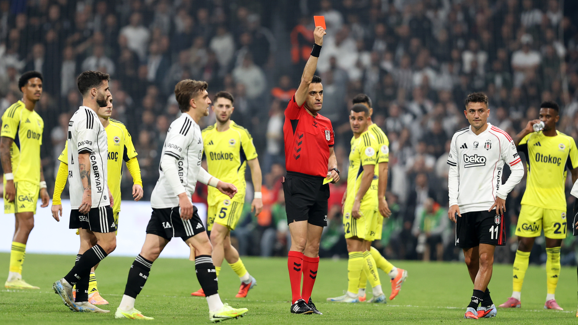 Derbide Kırmızı Kart Şov! Fenerbahçe-Galatasaray Maçı Adeta Kırmızıya Boyandı