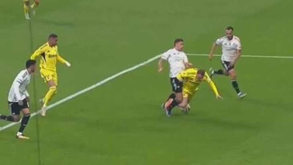 Fenerbahçe derbide penaltı bekledi!