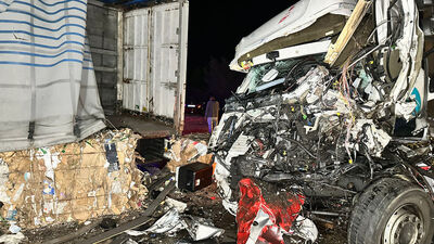 2 TIR ve 3 otomobil çarpıştı