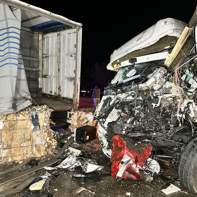 2 TIR ve 3 otomobil çarpıştı