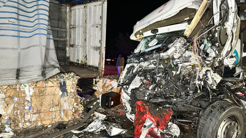 2 TIR ve 3 otomobil çarpıştı