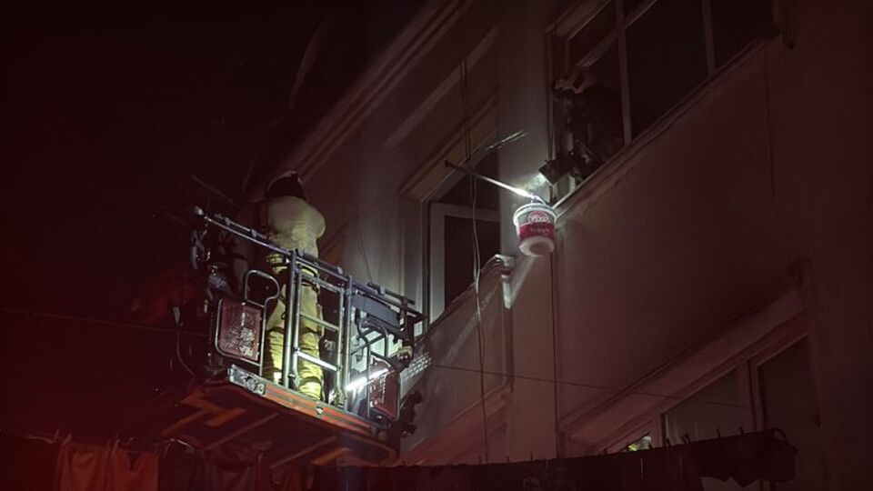 Yangında mahsur kalan 4 kişi kurtarıldı