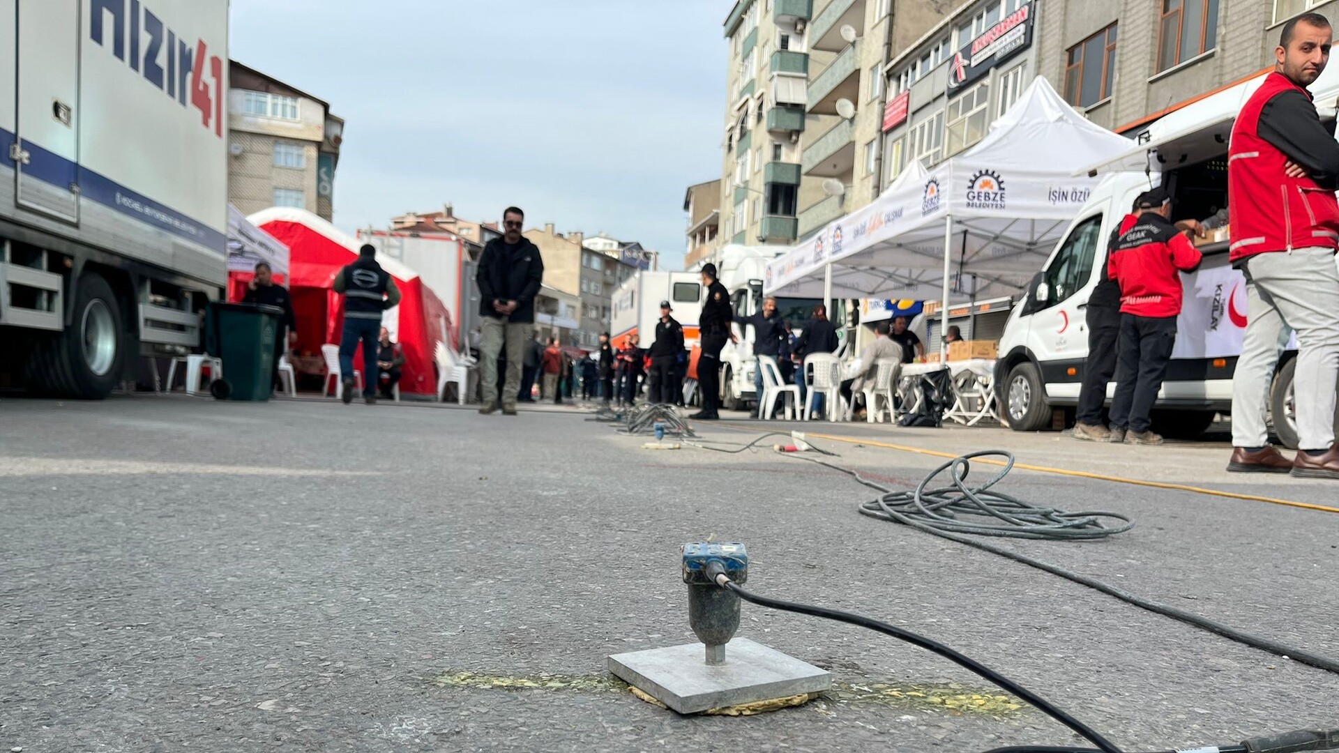 Gebze'de Yer Sarsıntısı Paniği: 21 Bina Boşaltıldı, GeoRadar İle İnceleme Başladı!
