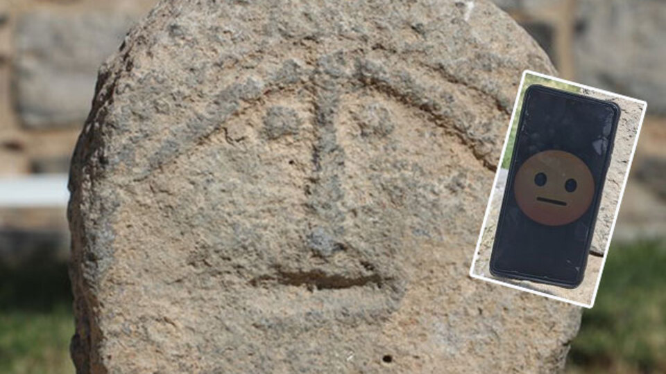 Dünyada ilk olarak kabul ediliyor... 'Emojili' asker mezar taşı!