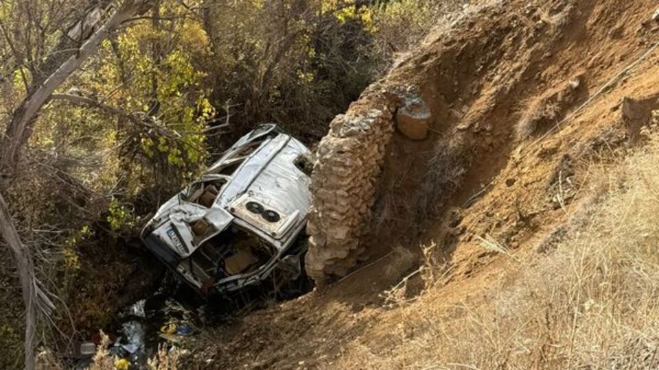 Uçurumda facia! 13 öğrenci yaralandı!
