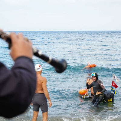 İsveçli yüzücüyü davul zurnalarla uğurladılar