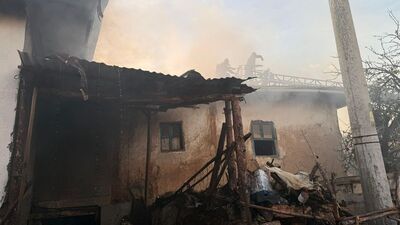 Yangında 2 ev ile 1 ahır kullanılamaz hale geldi