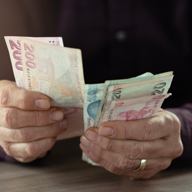 Enflasyon farkına göre memur-emekli maaşı