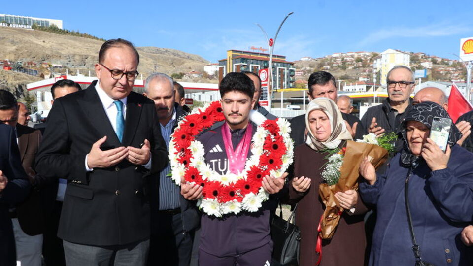 Dünya şampiyonu Özbek'e coşkulu karşılama!