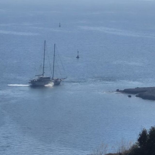 Muğla'da 41 metre boyundaki yelkenli tekne karaya oturdu