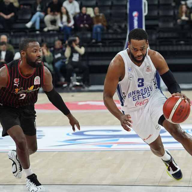 Anadolu Efes 6'da 6 yaptı!
