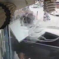 Otomobil markete daldı!