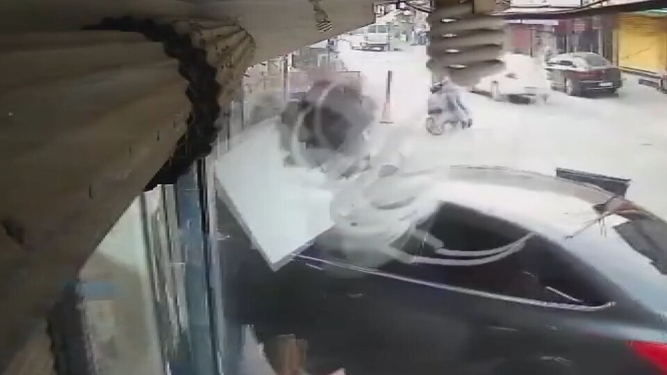 Otomobil markete daldı!