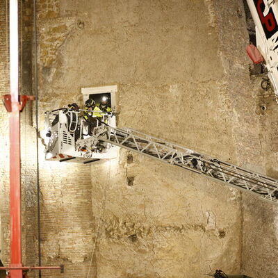 Roma'da kısmen çöken tarihi kulede mahsur kalan işçi kurtarıldı