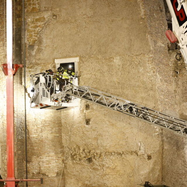 Roma'da kısmen çöken tarihi kuleden kurtarılan işçi hastanede öldü