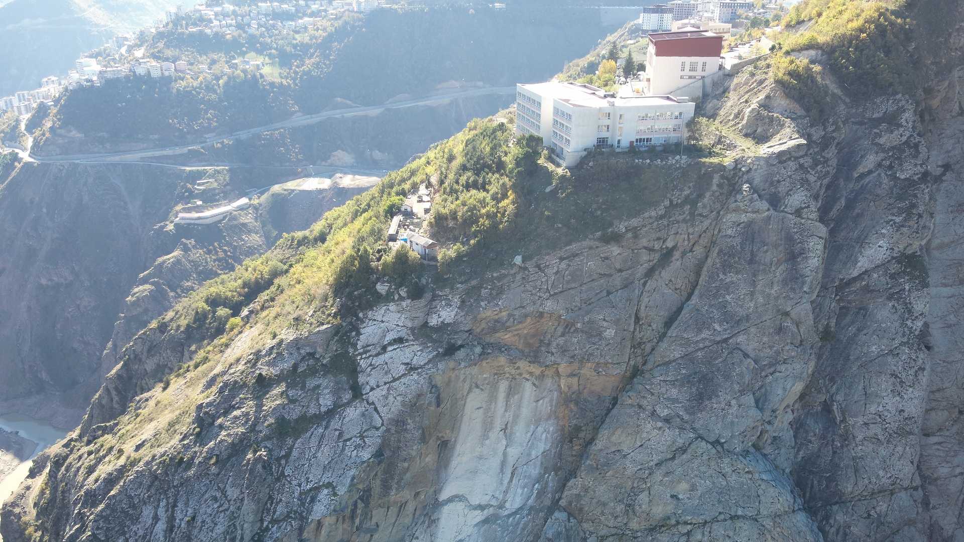 Patlama sandılar! Lisenin arkasındaki kaya parçaları nehre düştü! | Son dakika haberleri